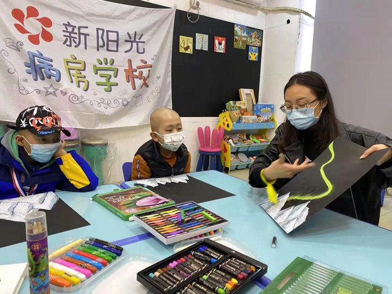 【西安市儿童医院】孩子们画的不仅是极光，更是自己内心中最美的世界