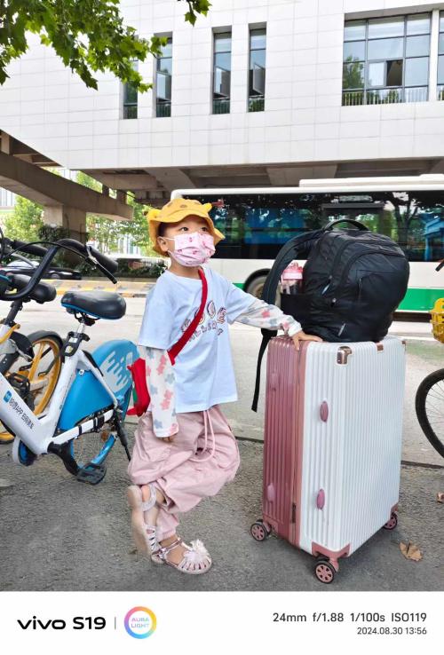 「阳光病友」推着行李箱跨省看病，6岁女孩的化疗之路