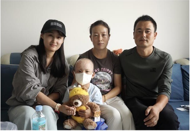 联爱工程社工探访异地就医的患儿富鑫