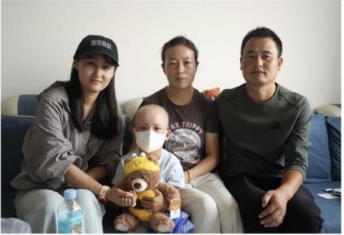 联爱工程社工探访异地就医的患儿富鑫