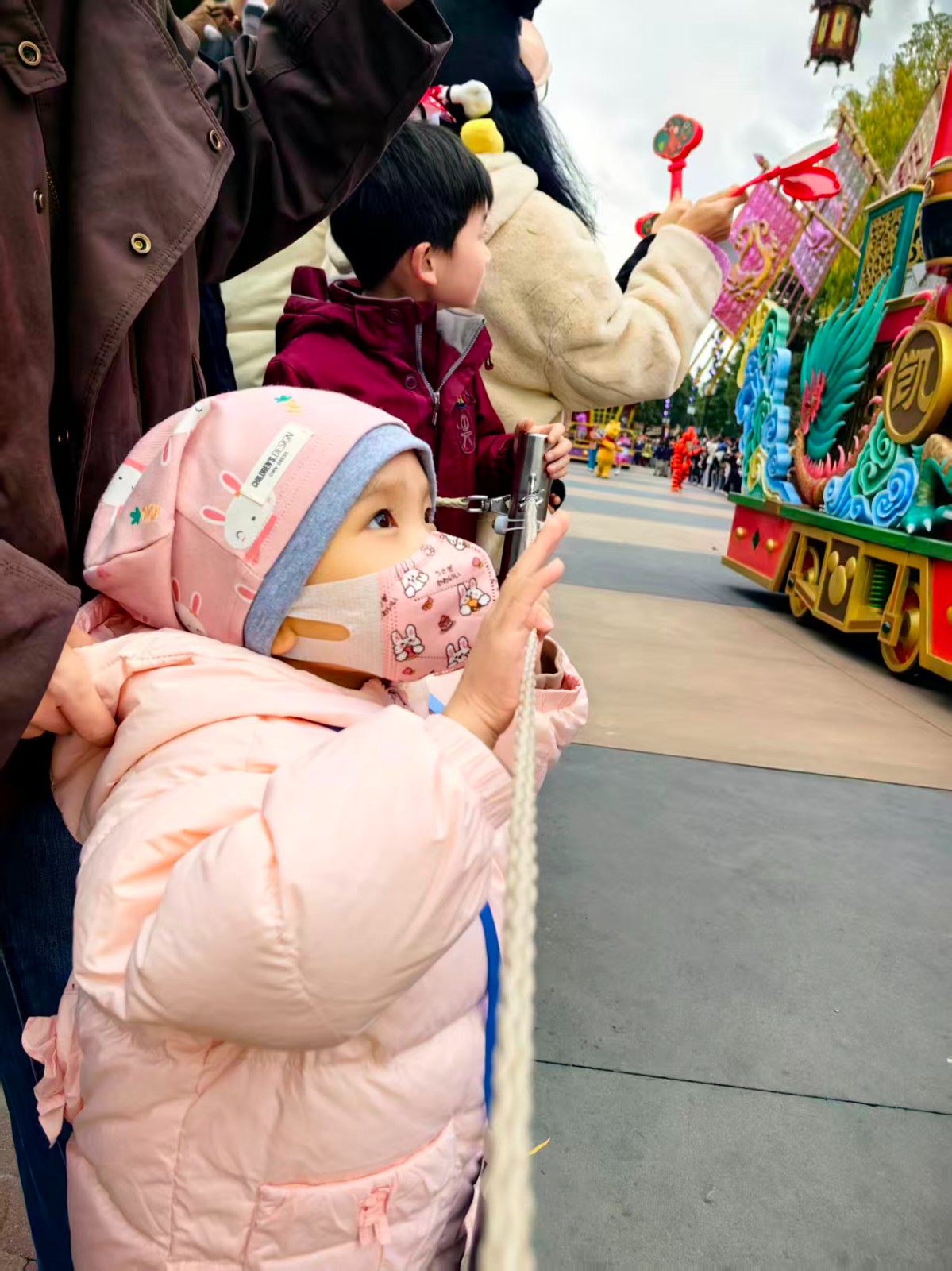 去上海迪士尼乐园游玩，是4岁女孩妍妍在病房里的心愿