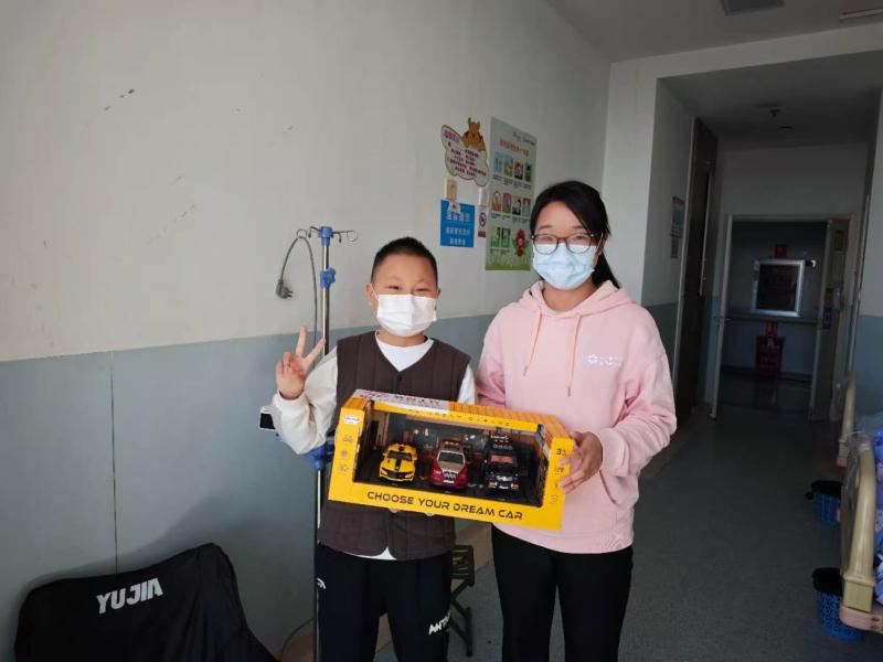 联爱工程的社工带着新年快递走进医院，为13名患儿实现心愿