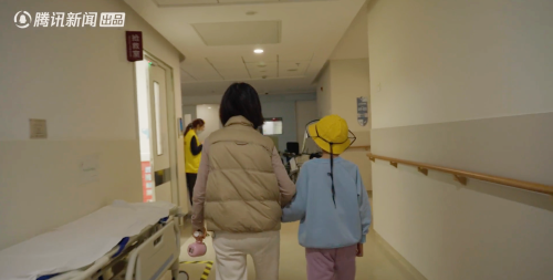 带女儿治疗肿瘤，他们在陌生城市遇见温暖