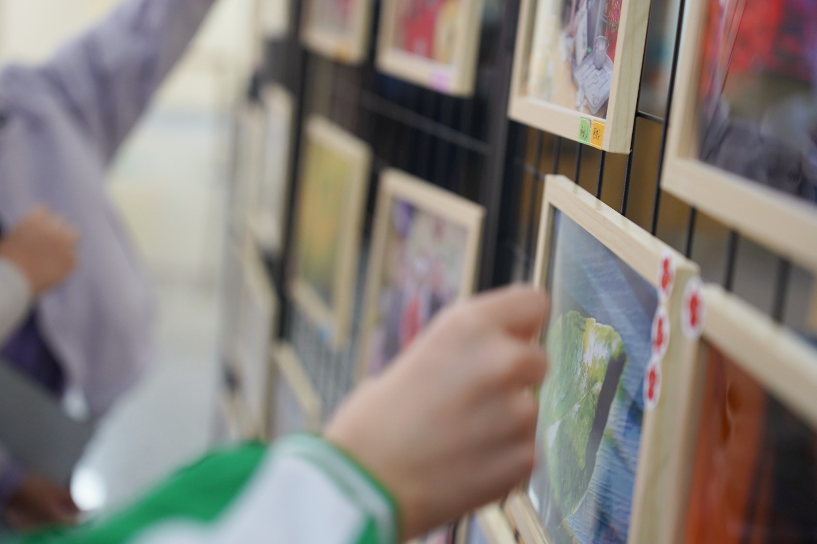 把相机留给病房里的孩子，一个月后，我惊呆了······  